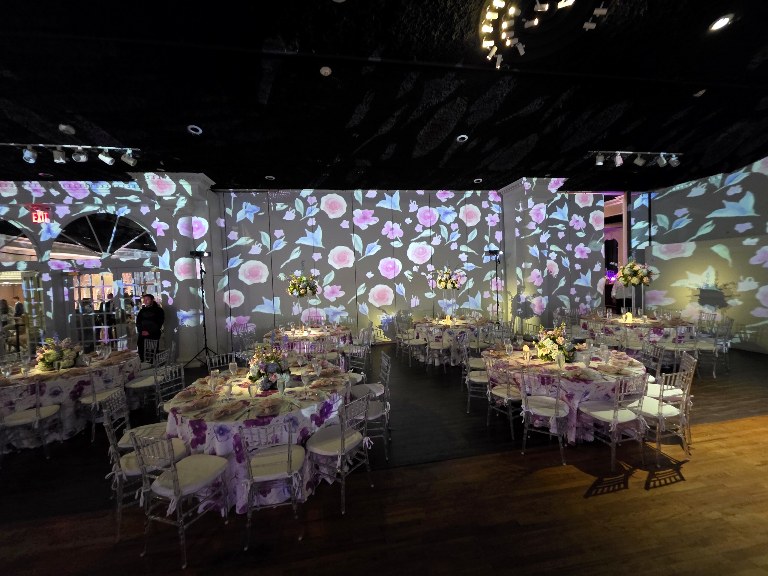 The floral walls over the round tables