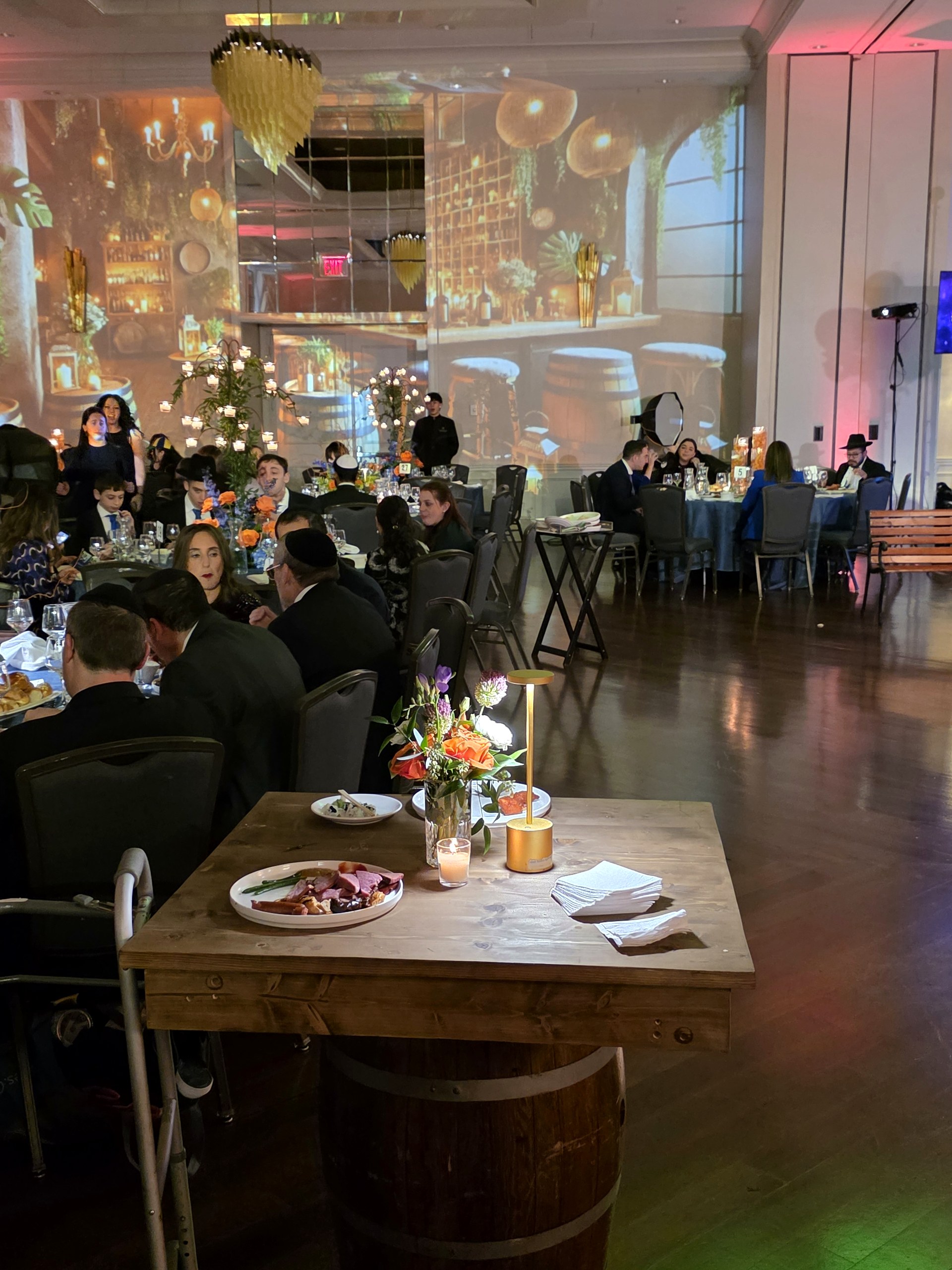 The street on every wall, the guests at the tables